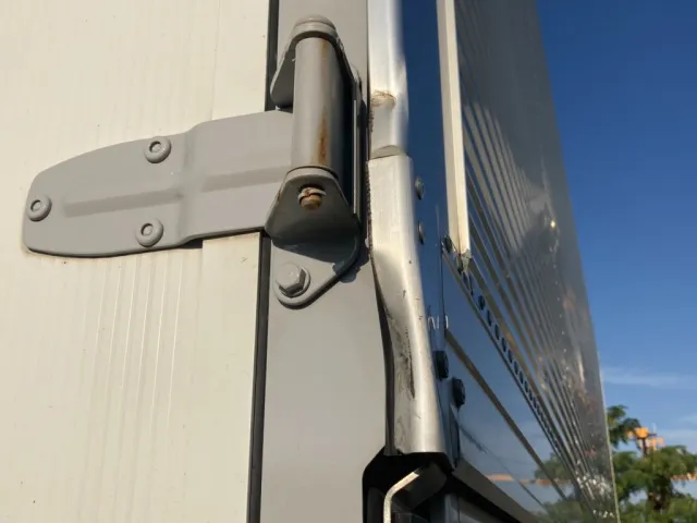 右ウイング羽根後方下部に凹みが有ります。|いすゞ フォワード 2RG-FRR90T2(2WD)の写真50