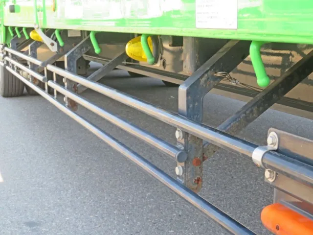 サイドバンパーステーにサビ・表面に軽い腐食跡があります。|トレクス  PLB34112改の写真30