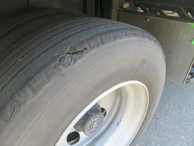 タイヤにエグレ箇所があります。|トレクス  PLB34112改の写真31