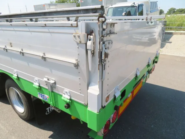 リア柱周辺にサビ・キズがあります。|トレクス  PLB34112改の写真47