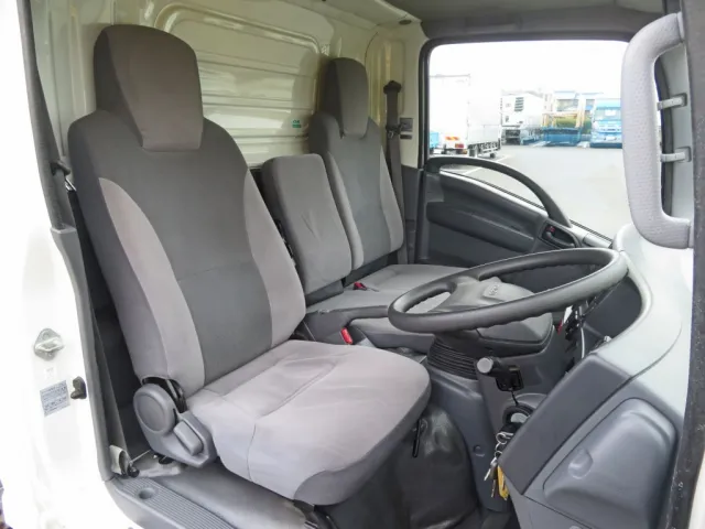 乗車定員3名です。（運転席座面にヘタリ・タバコ焦げ跡があります）|いすゞ エルフ TRG-NLR85AN(2WD)の写真6
