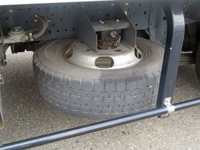 スペアタイヤ付きです。|いすゞ エルフ TRG-NLR85AN(2WD)の写真10