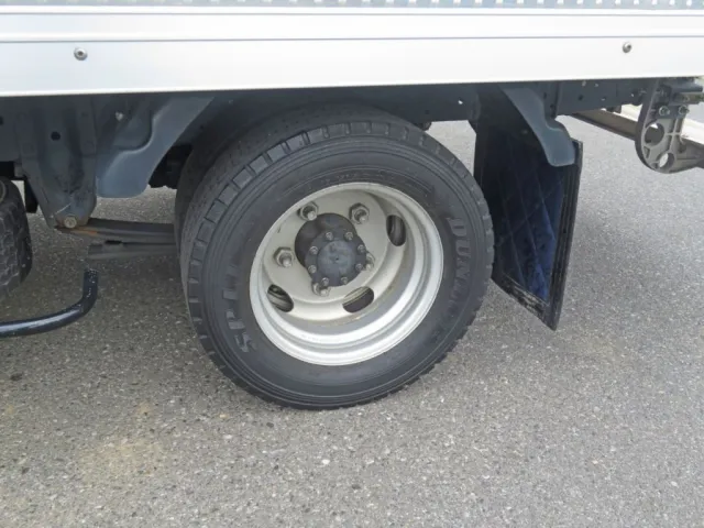 リアフェンダーは樹脂製です。|いすゞ エルフ TRG-NLR85AN(2WD)の写真11