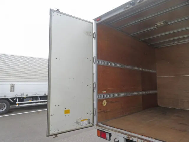 リア扉は90度ストッパー付きです。|いすゞ エルフ TRG-NLR85AN(2WD)の写真12