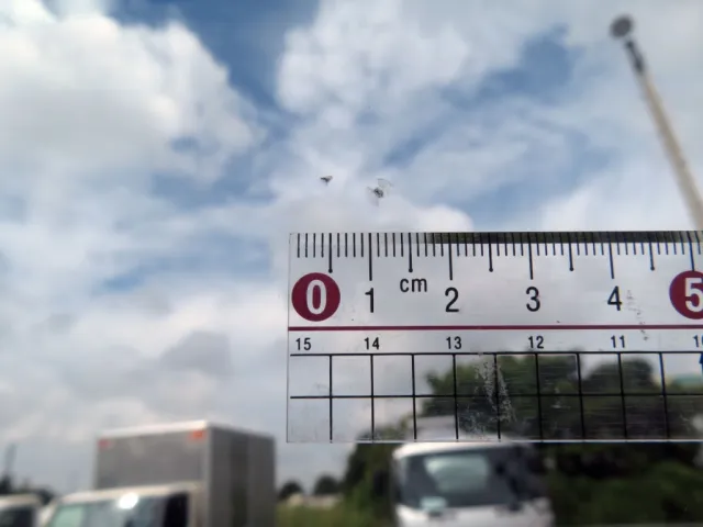 フロントガラスに小キズがあります。|いすゞ エルフ TRG-NLR85AN(2WD)の写真13