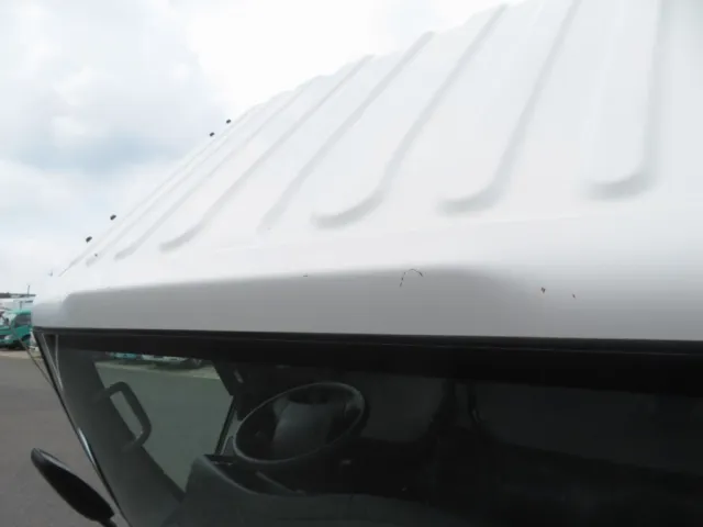 ルーフ前方に細かいキズがあります。|いすゞ エルフ TRG-NLR85AN(2WD)の写真14