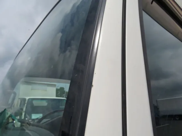 助手席側フロントガラス横に小さいキズがあります。|いすゞ エルフ TRG-NLR85AN(2WD)の写真15