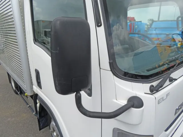 運転席側のミラーに色あせ・キズがあります。|いすゞ エルフ TRG-NLR85AN(2WD)の写真16