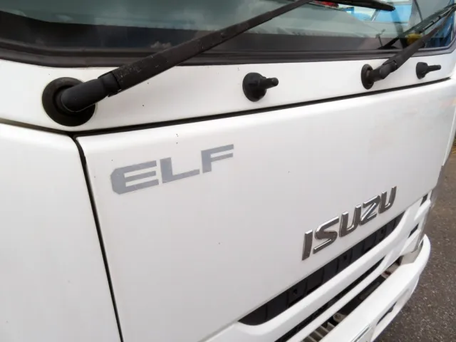 フロントパネルに細かいキズがあります。|いすゞ エルフ TRG-NLR85AN(2WD)の写真18