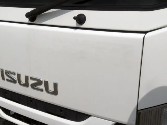 フロントパネルに看板はがし跡があります。|いすゞ エルフ TRG-NLR85AN(2WD)の写真19