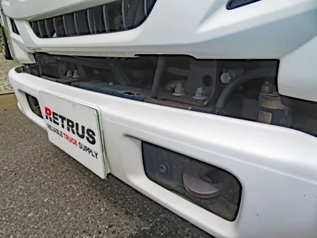 フロントバンパー内部にサビがあります。|いすゞ エルフ TRG-NLR85AN(2WD)の写真20