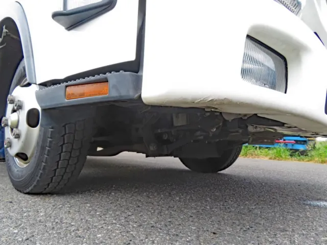 フロントバンパー下部にキズがあります。|いすゞ エルフ TRG-NLR85AN(2WD)の写真21