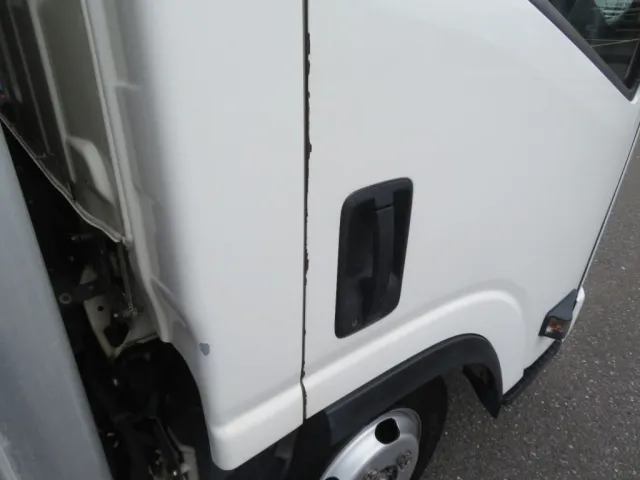 運転席側ドアにキズがあります。（塗装の剥がれ箇所があります）|いすゞ エルフ TRG-NLR85AN(2WD)の写真23