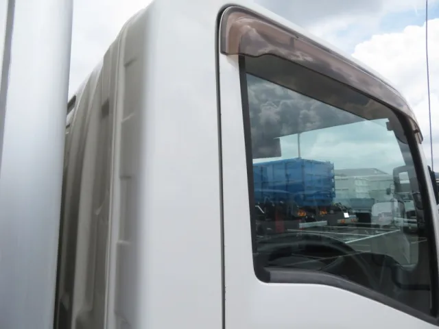 運転席側ドアにキズがあります。|いすゞ エルフ TRG-NLR85AN(2WD)の写真24