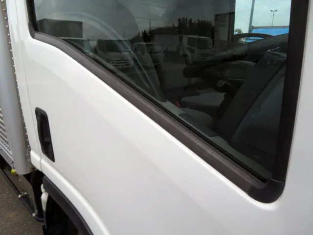 ドアの樹脂に色あせがあります。|いすゞ エルフ TRG-NLR85AN(2WD)の写真25