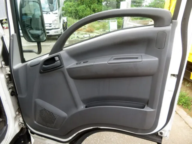 運転席側ドアの内張りに色あせがあります。|いすゞ エルフ TRG-NLR85AN(2WD)の写真26