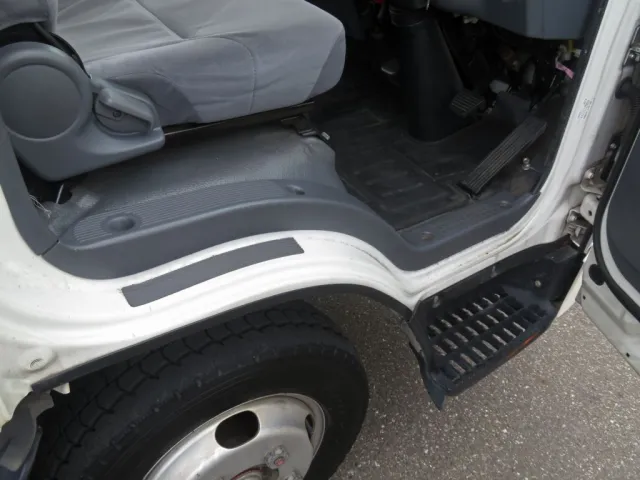 運転席側乗り口に細かいキズがあります。|いすゞ エルフ TRG-NLR85AN(2WD)の写真27