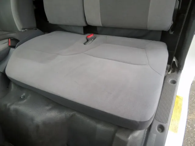 助手席側座面に日焼け跡があります。（中央座面あたり色が違います）|いすゞ エルフ TRG-NLR85AN(2WD)の写真31