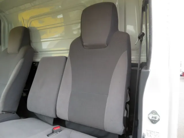 助手席側背もたれに軽いスレがあります。|いすゞ エルフ TRG-NLR85AN(2WD)の写真32