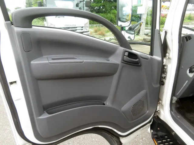 助手席側ドアの内張りに色あせがあります。|いすゞ エルフ TRG-NLR85AN(2WD)の写真33