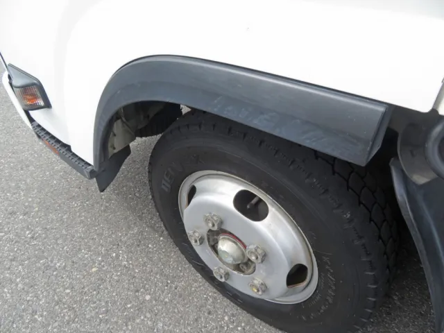 フェンダーに色あせ・細かいキズがあります。|いすゞ エルフ TRG-NLR85AN(2WD)の写真34