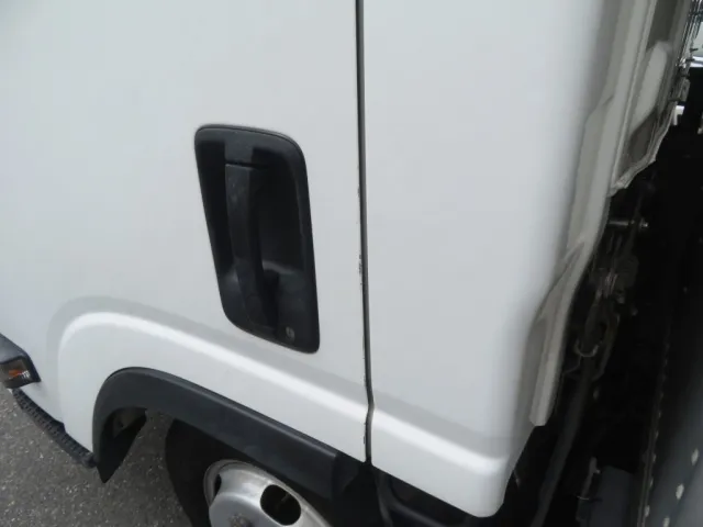 助手席側ドアに細かいキズがあります。|いすゞ エルフ TRG-NLR85AN(2WD)の写真35