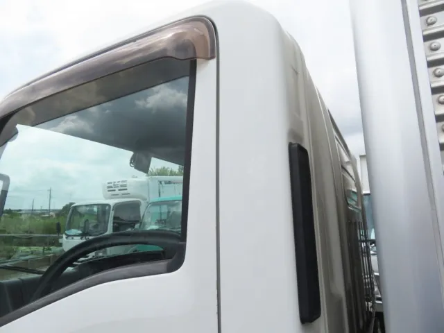 助手席側ドアに細かいキズがあります。|いすゞ エルフ TRG-NLR85AN(2WD)の写真36