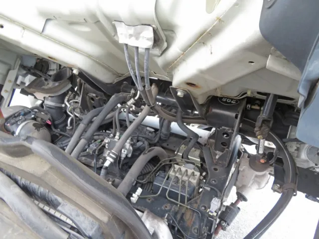 キャブ下にサビがあります。|いすゞ エルフ TRG-NLR85AN(2WD)の写真39