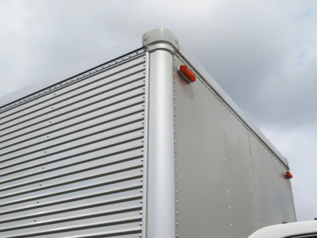 運転席側バン前方に線キズがあります。|いすゞ エルフ TRG-NLR85AN(2WD)の写真43