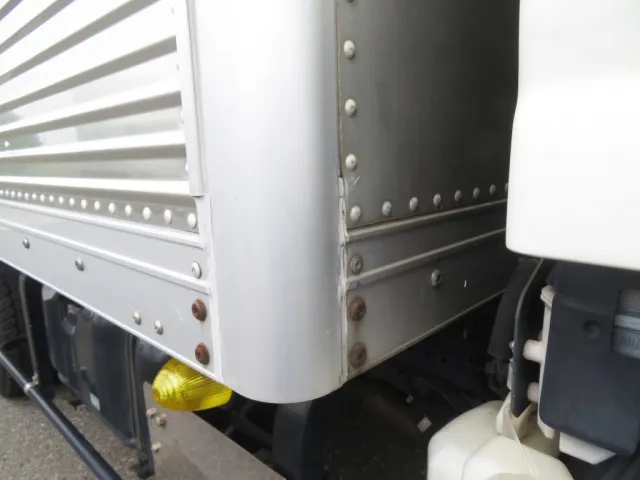 運転席側バン前方に線キズがあります。（リベットにサビがあります）|いすゞ エルフ TRG-NLR85AN(2WD)の写真44