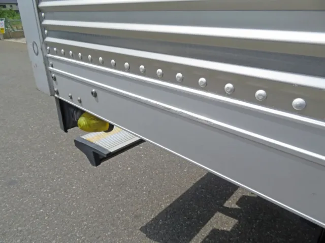 バン後方下部にキズがあります。|いすゞ エルフ TRG-NLR85AN(2WD)の写真46