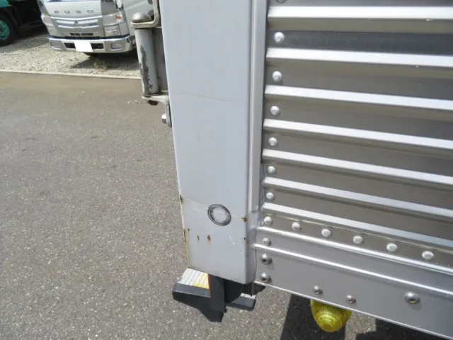 バン後方下部にキズがあります。|いすゞ エルフ TRG-NLR85AN(2WD)の写真47