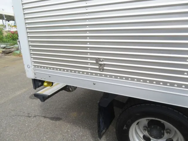 コルゲート後方下部に看板はがし跡があります。|いすゞ エルフ TRG-NLR85AN(2WD)の写真48