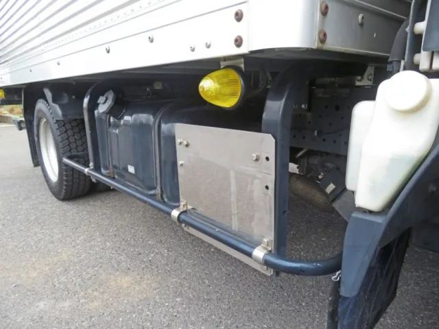 サイドバンパーに細かいサビがあります。（タンクのバンドにもあります）|いすゞ エルフ TRG-NLR85AN(2WD)の写真49