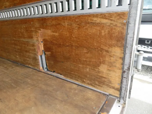 運転席側バン内部のベニヤ板に割れがあります。|いすゞ エルフ TRG-NLR85AN(2WD)の写真50