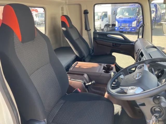 車内です。|日野 レンジャー 2PG-FE2ACAの写真10