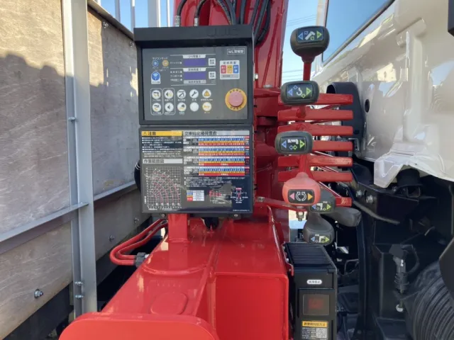 クレーンの操作レバーと表示器です。|日野 レンジャー 2PG-FE2ACAの写真19