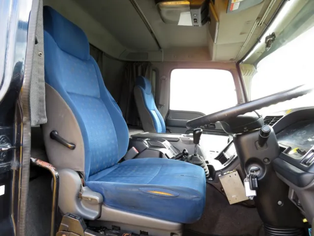 運転席座面にヘタリ・破れがあります。|いすゞ ギガ QKG-CXZ77ATの写真6