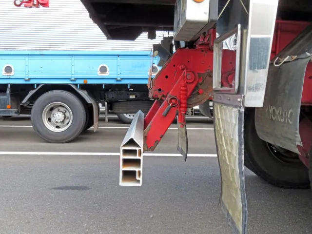 リアバンパーは可倒式です。|いすゞ ギガ QKG-CXZ77ATの写真13