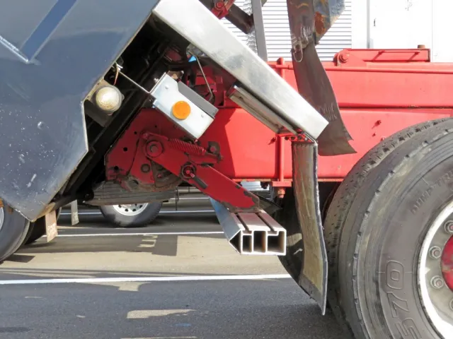 リアバンパーを格納した状態です。|いすゞ ギガ QKG-CXZ77ATの写真14