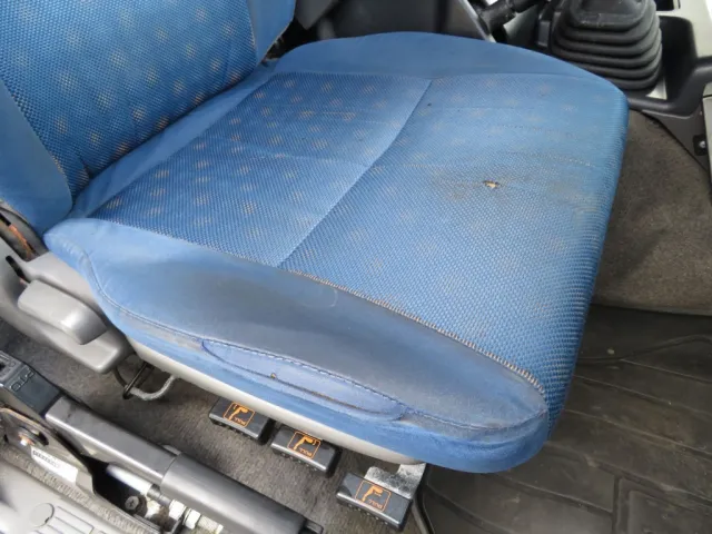 運転席座面の状態です。|いすゞ ギガ QKG-CXZ77ATの写真30