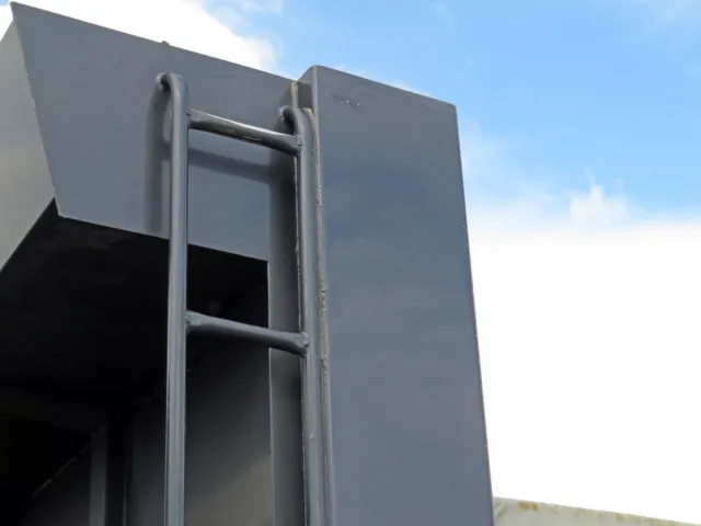 プロテクター側面に細かい線キズがあります。|いすゞ ギガ QKG-CXZ77ATの写真32