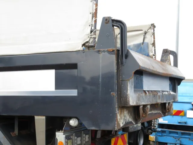 後柱にサビがあります。|いすゞ ギガ QKG-CXZ77ATの写真34