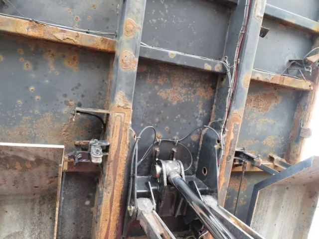 ボディー裏面各所にサビがあります。|いすゞ ギガ QKG-CXZ77ATの写真35