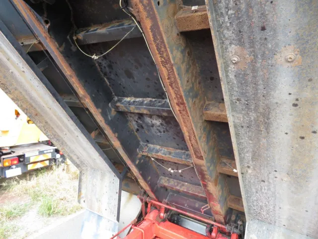 ボディー裏面各所にサビがあります。|いすゞ ギガ QKG-CXZ77ATの写真36