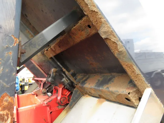 ボディー裏面各所にサビがあります。|いすゞ ギガ QKG-CXZ77ATの写真37