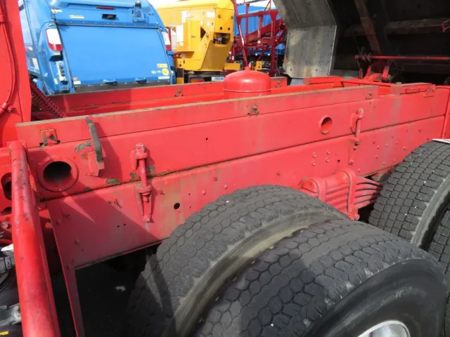 シャーシ側面にサビがあります。|いすゞ ギガ QKG-CXZ77ATの写真38