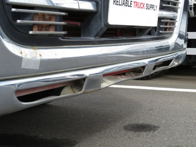 フロントバンパー下部にヘコミがあります。|いすゞ ギガ QKG-CXZ77ATの写真41