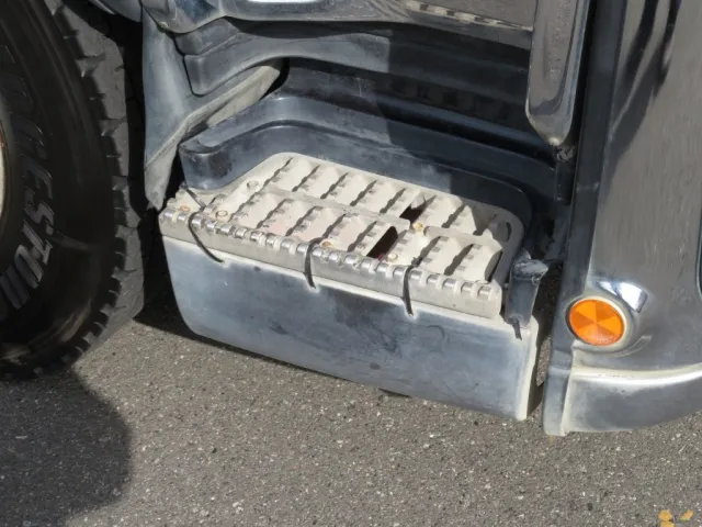 運転席側ステップカバーはタイバンド留めされています。|いすゞ ギガ QKG-CXZ77ATの写真43