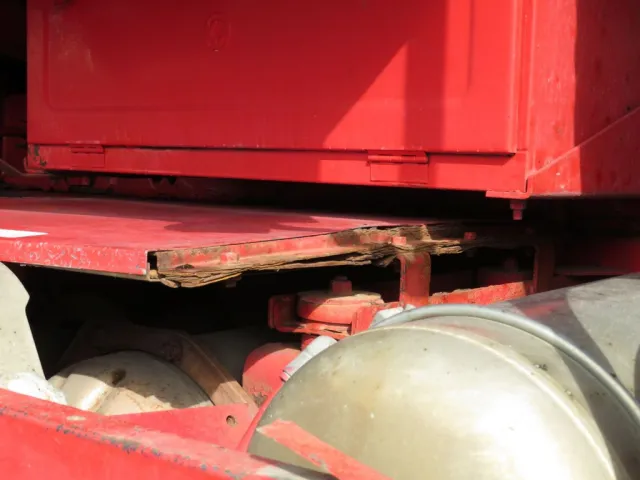 マフラーカバーにサビ・腐食があります。|いすゞ ギガ QKG-CXZ77ATの写真47